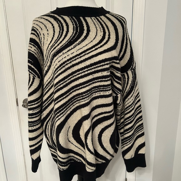 Abstract Sweater - Picture 3 of 7